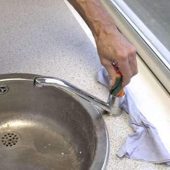 Håndvask drypper: Tøm hanen for vand Håndvask drypper: Tøm hanen for vand